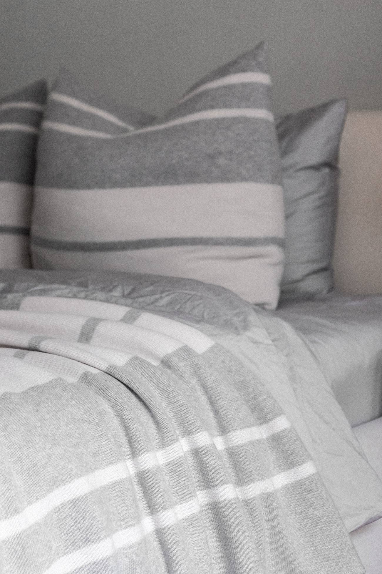 ALABASTER/STORM GREY