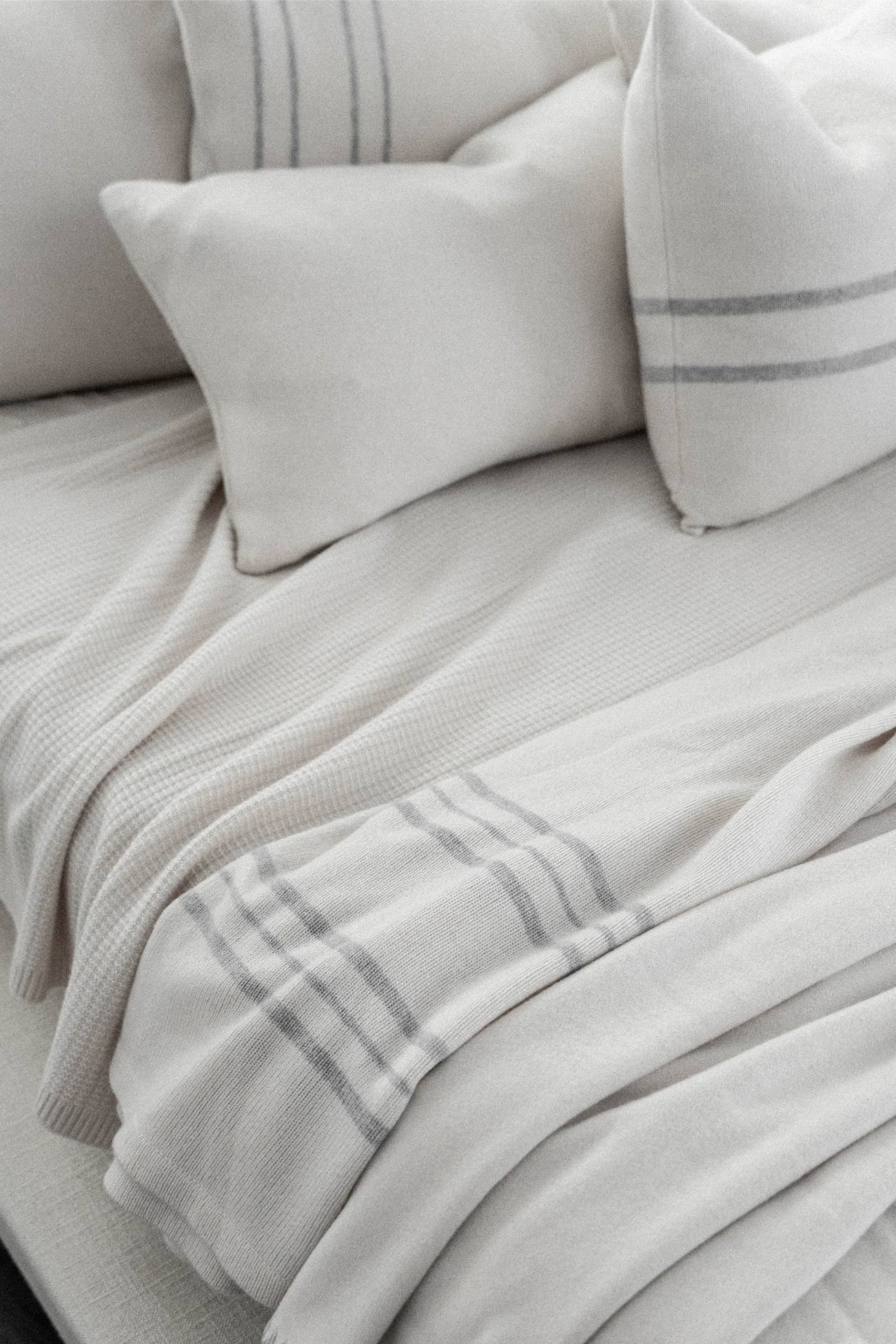 ALABASTER/STORM GREY